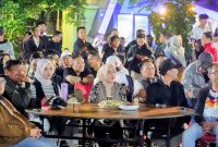 Wakil Gubernur Lampung Jihan Nurlela duduk bersama masyarakat saat mengikuti kegiatan nonton bareng (nobar) pertandingan Piala Dunia FIFA 2026 di kawasan Pasar Kreatif dan Seni PKOR Way Halim, Rabu 1 Juli 2026. PROYEKSI.ID