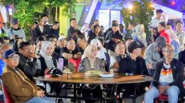 Wakil Gubernur Lampung Jihan Nurlela duduk bersama masyarakat saat mengikuti kegiatan nonton bareng (nobar) pertandingan Piala Dunia FIFA 2026 di kawasan Pasar Kreatif dan Seni PKOR Way Halim, Rabu 1 Juli 2026. PROYEKSI.ID