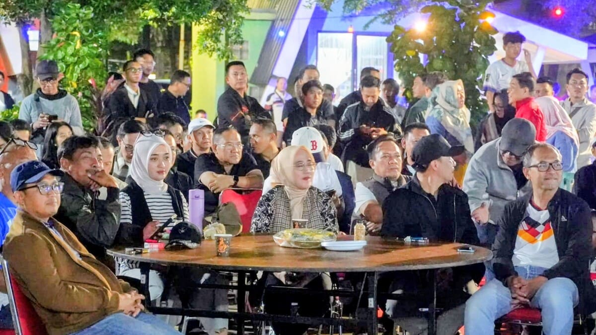 Wakil Gubernur Lampung Jihan Nurlela duduk bersama masyarakat saat mengikuti kegiatan nonton bareng (nobar) pertandingan Piala Dunia FIFA 2026 di kawasan Pasar Kreatif dan Seni PKOR Way Halim, Rabu 1 Juli 2026. PROYEKSI.ID