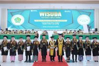  Rektor UIN Raden Intan Lampung Prof. H. Wan Jamaluddin Z., M.Ag., Ph.D. berfoto bersama para wisudawan terbaik pada Sidang Senat Terbuka Wisuda Periode II Tahun 2026 di GSG KH Ahmad Hanafiah, Kamis 2 Juli 2026. UIN RIL mengukuhkan 903 lulusan Program Sarjana, Magister, dan Doktor. (Foto: Dok. Humas UIN RIL)
