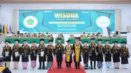  Rektor UIN Raden Intan Lampung Prof. H. Wan Jamaluddin Z., M.Ag., Ph.D. berfoto bersama para wisudawan terbaik pada Sidang Senat Terbuka Wisuda Periode II Tahun 2026 di GSG KH Ahmad Hanafiah, Kamis 2 Juli 2026. UIN RIL mengukuhkan 903 lulusan Program Sarjana, Magister, dan Doktor. (Foto: Dok. Humas UIN RIL)