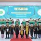  Rektor UIN Raden Intan Lampung Prof. H. Wan Jamaluddin Z., M.Ag., Ph.D. berfoto bersama para wisudawan terbaik pada Sidang Senat Terbuka Wisuda Periode II Tahun 2026 di GSG KH Ahmad Hanafiah, Kamis 2 Juli 2026. UIN RIL mengukuhkan 903 lulusan Program Sarjana, Magister, dan Doktor. (Foto: Dok. Humas UIN RIL)