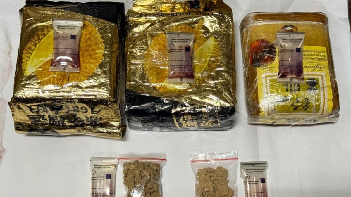 Barang bukti 3 bungkus sabu seberat sekitar 5 kilogram dan 202 butir pil ekstasi yang berhasil diamankan Ditresnarkoba Polda Lampung di kawasan Seaport Interdiction Pelabuhan Bakauheni, Lampung Selatan, Sabtu (27/6/2026). [Foto: Humas Polda Lampung]
