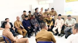  Komisi Gabungan DPRD Kabupaten Lampung Selatan saat berdialog dengan manajemen PT Oasis Wood Industry, Senin (6/7/2026). Dalam kunjungan tersebut DPRD menyoroti persoalan pengelolaan limbah, kepesertaan BPJS Ketenagakerjaan, dan pelaksanaan program CSR perusahaan.