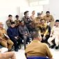  Komisi Gabungan DPRD Kabupaten Lampung Selatan saat berdialog dengan manajemen PT Oasis Wood Industry, Senin (6/7/2026). Dalam kunjungan tersebut DPRD menyoroti persoalan pengelolaan limbah, kepesertaan BPJS Ketenagakerjaan, dan pelaksanaan program CSR perusahaan.