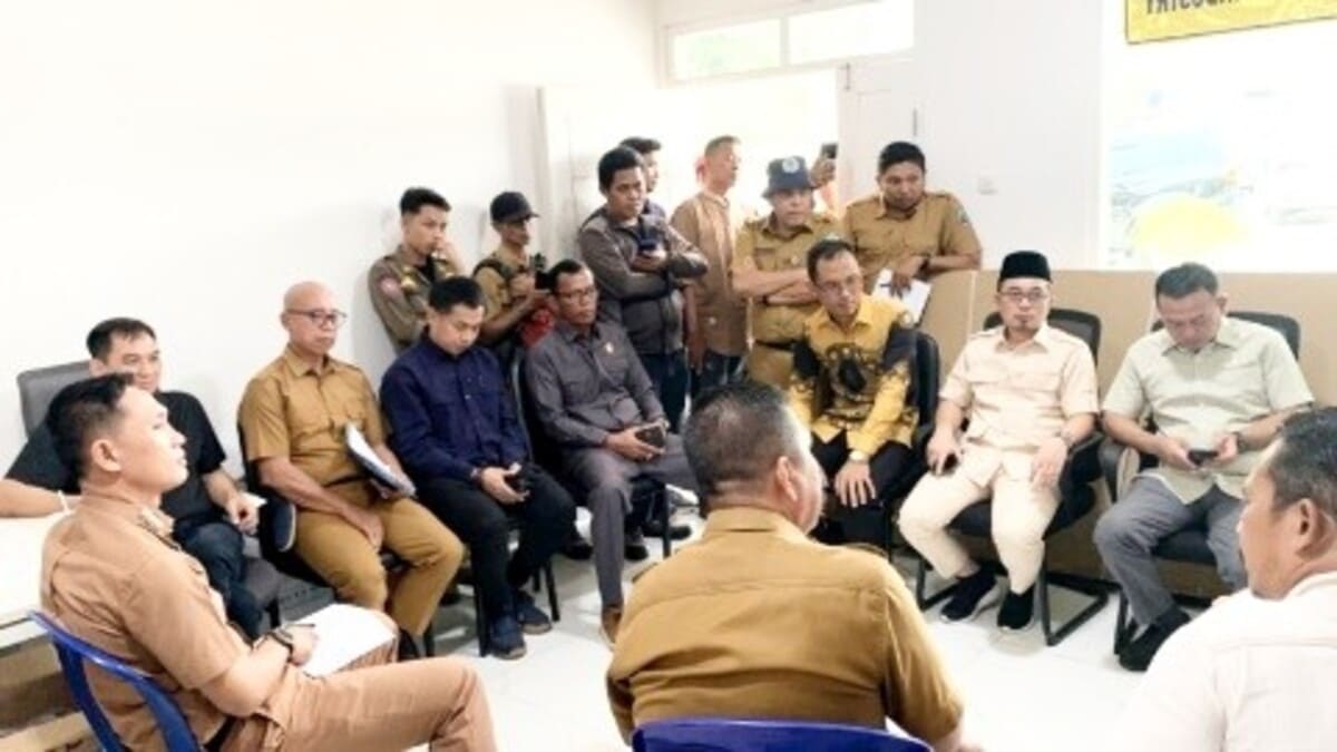 Komisi Gabungan DPRD Kabupaten Lampung Selatan saat berdialog dengan manajemen PT Oasis Wood Industry, Senin (6/7/2026). Dalam kunjungan tersebut DPRD menyoroti persoalan pengelolaan limbah, kepesertaan BPJS Ketenagakerjaan, dan pelaksanaan program CSR perusahaan.