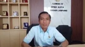  Ketua Komisi IV DPRD Kota Bandar Lampung, Asroni Paslah, S.Pd., M.M., saat ditemui di ruang kerjanya, Minggu (5/7/2026). Asroni meminta Pemkot Bandar Lampung transparan dalam mekanisme penempatan siswa yang gagal SPMB agar tidak ada anak yang kehilangan hak pendidikan.

