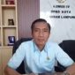  Ketua Komisi IV DPRD Kota Bandar Lampung, Asroni Paslah, S.Pd., M.M., saat ditemui di ruang kerjanya, Minggu (5/7/2026). Asroni meminta Pemkot Bandar Lampung transparan dalam mekanisme penempatan siswa yang gagal SPMB agar tidak ada anak yang kehilangan hak pendidikan.

