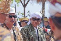 Gubernur Lampung Rahmat Mirzani Djausal mengenakan pakaian adat Lampung saat menghadiri Begawi Festival 2026 di Radin Inten Beach, Lampung Selatan, Sabtu (11/7/2026). Gubernur menekankan pentingnya menjaga nilai-nilai Piil Pesenggiri di tengah kemajuan pembangunan daerah. PROYEKSI.ID