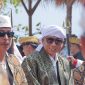 Gubernur Lampung Rahmat Mirzani Djausal mengenakan pakaian adat Lampung saat menghadiri Begawi Festival 2026 di Radin Inten Beach, Lampung Selatan, Sabtu (11/7/2026). Gubernur menekankan pentingnya menjaga nilai-nilai Piil Pesenggiri di tengah kemajuan pembangunan daerah. PROYEKSI.ID