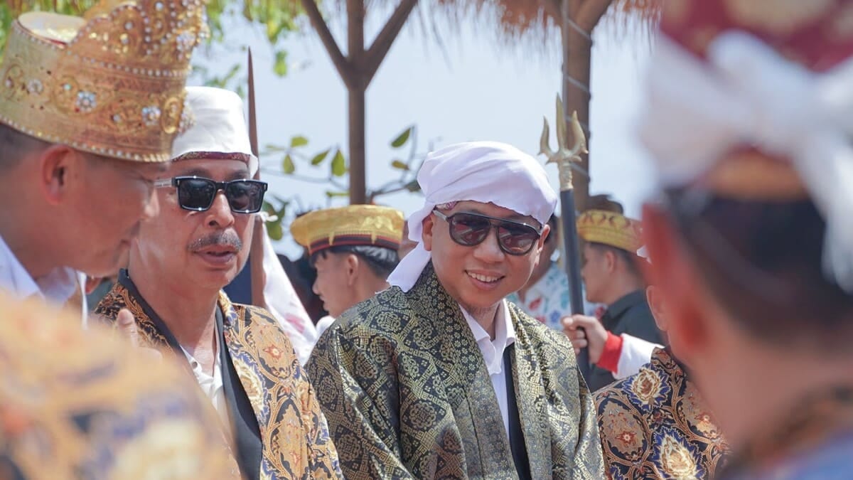 Gubernur Lampung Rahmat Mirzani Djausal mengenakan pakaian adat Lampung saat menghadiri Begawi Festival 2026 di Radin Inten Beach, Lampung Selatan, Sabtu (11/7/2026). Gubernur menekankan pentingnya menjaga nilai-nilai Piil Pesenggiri di tengah kemajuan pembangunan daerah. PROYEKSI.ID