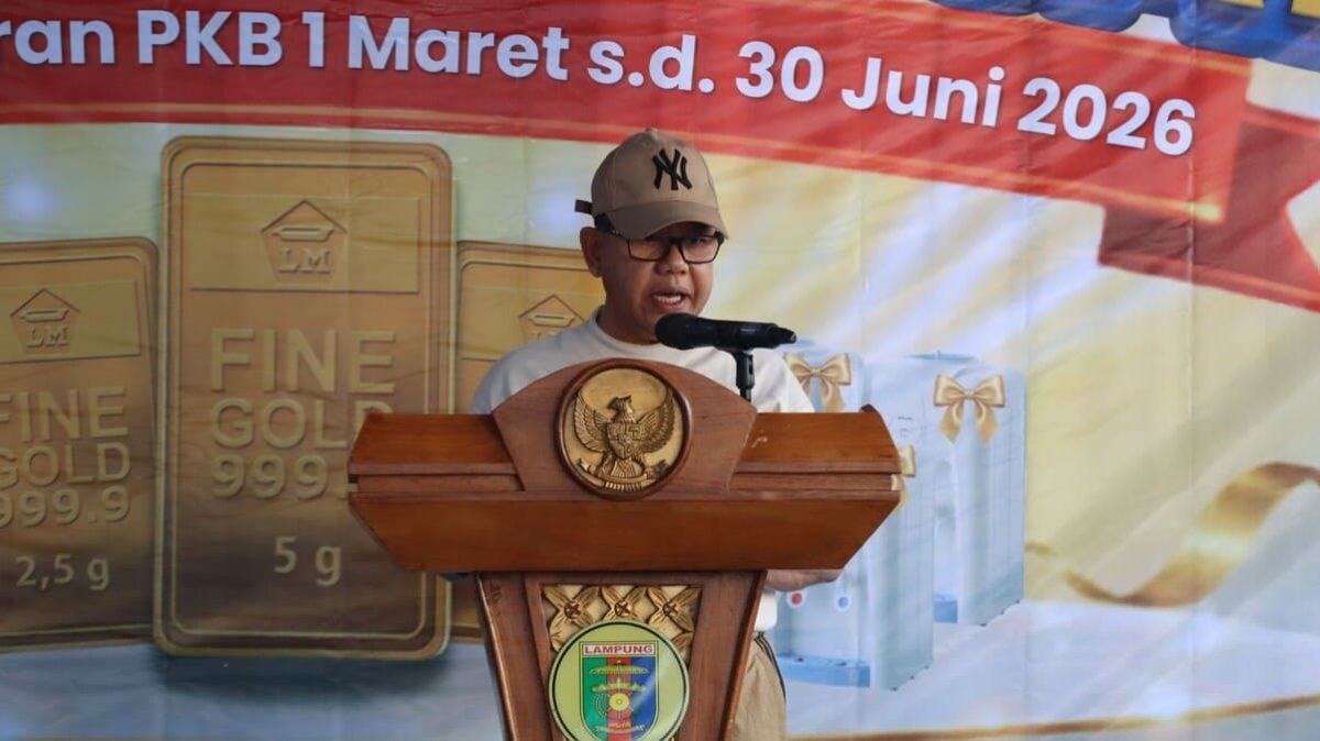 Asisten Administrasi Umum Setdaprov Lampung Sulpakar membacakan sambutan Gubernur Lampung Rahmat Mirzani Djausal pada Gebyar Samsat Tahun 2026 di Tugu Adipura, Bandar Lampung, Minggu (12/7/2026). Dalam sambutannya, Gubernur mengajak masyarakat menjadikan pembayaran pajak kendaraan sebagai investasi pembangunan daerah. Foto: PROYEKSI.ID