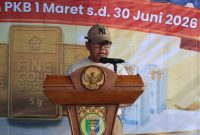Asisten Administrasi Umum Setdaprov Lampung Sulpakar membacakan sambutan Gubernur Lampung Rahmat Mirzani Djausal pada Gebyar Samsat Tahun 2026 di Tugu Adipura, Bandar Lampung, Minggu (12/7/2026). Dalam sambutannya, Gubernur mengajak masyarakat menjadikan pembayaran pajak kendaraan sebagai investasi pembangunan daerah. Foto: PROYEKSI.ID