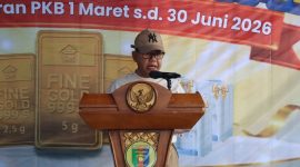Asisten Administrasi Umum Setdaprov Lampung Sulpakar membacakan sambutan Gubernur Lampung Rahmat Mirzani Djausal pada Gebyar Samsat Tahun 2026 di Tugu Adipura, Bandar Lampung, Minggu (12/7/2026). Dalam sambutannya, Gubernur mengajak masyarakat menjadikan pembayaran pajak kendaraan sebagai investasi pembangunan daerah. Foto: PROYEKSI.ID