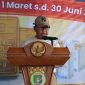 Asisten Administrasi Umum Setdaprov Lampung Sulpakar membacakan sambutan Gubernur Lampung Rahmat Mirzani Djausal pada Gebyar Samsat Tahun 2026 di Tugu Adipura, Bandar Lampung, Minggu (12/7/2026). Dalam sambutannya, Gubernur mengajak masyarakat menjadikan pembayaran pajak kendaraan sebagai investasi pembangunan daerah. Foto: PROYEKSI.ID