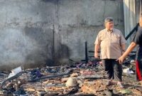 Kepala Dinas Pendidikan dan Kebudayaan Kota Bandar Lampung Dr. M. Nur Ramdhan meninjau lokasi rumah yang hangus terbakar di Gang Cengkeh 5D, Kelurahan Gedong Meneng, Kecamatan Rajabasa, Minggu (12/7/2026). Rumah tersebut merupakan tempat tinggal Faiza Fitri Syahrani siswi kelas VIII dan adiknya Assyfa siswa baru kelas VII SMPN 22 Bandar Lampung. Foto: istimewa