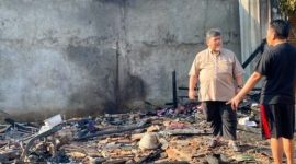 Kepala Dinas Pendidikan dan Kebudayaan Kota Bandar Lampung Dr. M. Nur Ramdhan meninjau lokasi rumah yang hangus terbakar di Gang Cengkeh 5D, Kelurahan Gedong Meneng, Kecamatan Rajabasa, Minggu (12/7/2026). Rumah tersebut merupakan tempat tinggal Faiza Fitri Syahrani siswi kelas VIII dan adiknya Assyfa siswa baru kelas VII SMPN 22 Bandar Lampung. Foto: istimewa