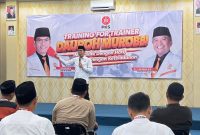 Ketua DPW PKS Lampung H. Ade Utami Ibnu, SE menyampaikan materi saat kegiatan Training for Trainer (TFT) Daurah Murobbi di Aula GSG Ragom Sejahtera, Sabtu (11/7/2026). Foto: Proyeksi
