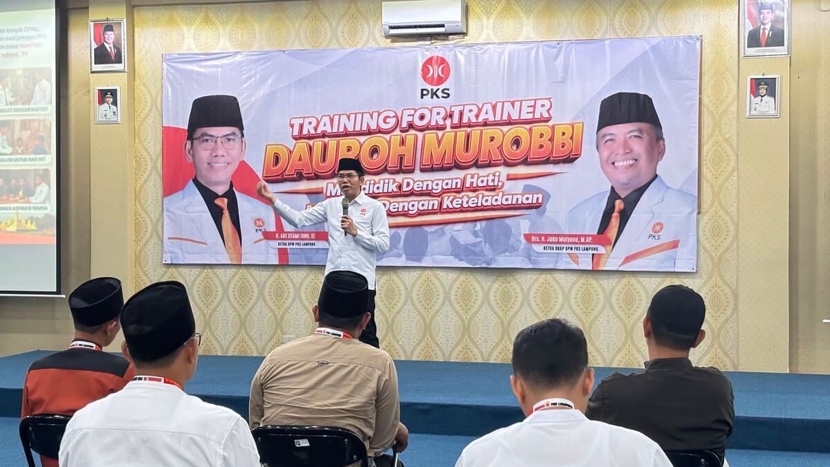 Ketua DPW PKS Lampung H. Ade Utami Ibnu, SE menyampaikan materi saat kegiatan Training for Trainer (TFT) Daurah Murobbi di Aula GSG Ragom Sejahtera, Sabtu (11/7/2026). Foto: Proyeksi