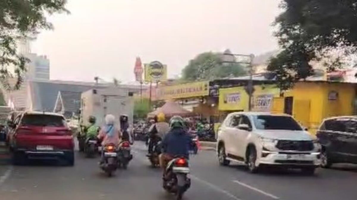 Kondisi Jalan Ir. H. Juanda, Kelurahan Pahoman, Kecamatan Enggal, Kota Bandar Lampung yang mengalami penyempitan akibat parkir liar di bahu jalan, Minggu (12/7/2026). foto: istimewa