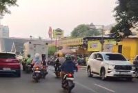 Kondisi Jalan Ir. H. Juanda, Kelurahan Pahoman, Kecamatan Enggal, Kota Bandar Lampung yang mengalami penyempitan akibat parkir liar di bahu jalan, Minggu (12/7/2026). foto: istimewa
