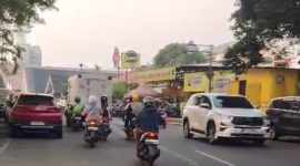 Kondisi Jalan Ir. H. Juanda, Kelurahan Pahoman, Kecamatan Enggal, Kota Bandar Lampung yang mengalami penyempitan akibat parkir liar di bahu jalan, Minggu (12/7/2026).  foto: istimewa
