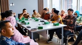  Rombongan Pansus DPRD Kabupaten Pringsewu yang dipimpin Ketua Pansus Joni Sapuan saat melakukan konsultasi dengan Direktorat Fasilitasi Kelembagaan dan Kepegawaian Perangkat Daerah Ditjen Otonomi Daerah Kemendagri di Jakarta, Senin (13/7/2026). Konsultasi ini dilakukan untuk mencari formula terbaik perubahan struktur OPD yang efektif, efisien, dan sesuai regulasi. 
Dok. DPRD Pringsewu