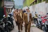 Wakil Gubernur Lampung Jihan Nurlela (kanan) bersama jajaran berjalan menuju lokasi peninjauan Program Makan Bergizi Gratis (MBG) di SD Negeri 01 Ketapang dan SMP YPPL Panjang, Kota Bandar Lampung, Senin (13/7/2026). Peninjauan dilakukan untuk memastikan pelaksanaan MBG berjalan baik pada hari pertama masuk sekolah. 