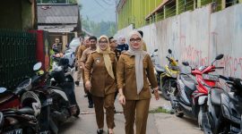 Wakil Gubernur Lampung Jihan Nurlela (kanan) bersama jajaran berjalan menuju lokasi peninjauan Program Makan Bergizi Gratis (MBG) di SD Negeri 01 Ketapang dan SMP YPPL Panjang, Kota Bandar Lampung, Senin (13/7/2026). Peninjauan dilakukan untuk memastikan pelaksanaan MBG berjalan baik pada hari pertama masuk sekolah. 