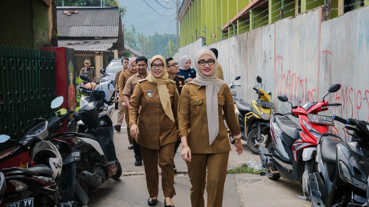 Wakil Gubernur Lampung Jihan Nurlela (kanan) bersama jajaran berjalan menuju lokasi peninjauan Program Makan Bergizi Gratis (MBG) di SD Negeri 01 Ketapang dan SMP YPPL Panjang, Kota Bandar Lampung, Senin (13/7/2026). Peninjauan dilakukan untuk memastikan pelaksanaan MBG berjalan baik pada hari pertama masuk sekolah.