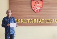 Ketua Umum DPP Komite Aksi Masyarakat dan Pemuda Untuk Demokrasi (KAMPUD) Seno Aji, S.Sos, S.H, M.H menunjukkan tanda terima laporan pengaduan masyarakat di Sekretariat Umum Polda Lampung, Jumat (10/7/2026). Dok. KAMPUD