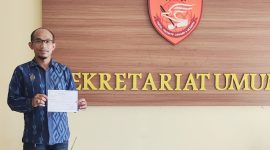 Ketua Umum DPP Komite Aksi Masyarakat dan Pemuda Untuk Demokrasi (KAMPUD) Seno Aji, S.Sos, S.H, M.H menunjukkan tanda terima laporan pengaduan masyarakat di Sekretariat Umum Polda Lampung, Jumat (10/7/2026). Dok. KAMPUD