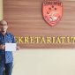 Ketua Umum DPP Komite Aksi Masyarakat dan Pemuda Untuk Demokrasi (KAMPUD) Seno Aji, S.Sos, S.H, M.H menunjukkan tanda terima laporan pengaduan masyarakat di Sekretariat Umum Polda Lampung, Jumat (10/7/2026). Dok. KAMPUD