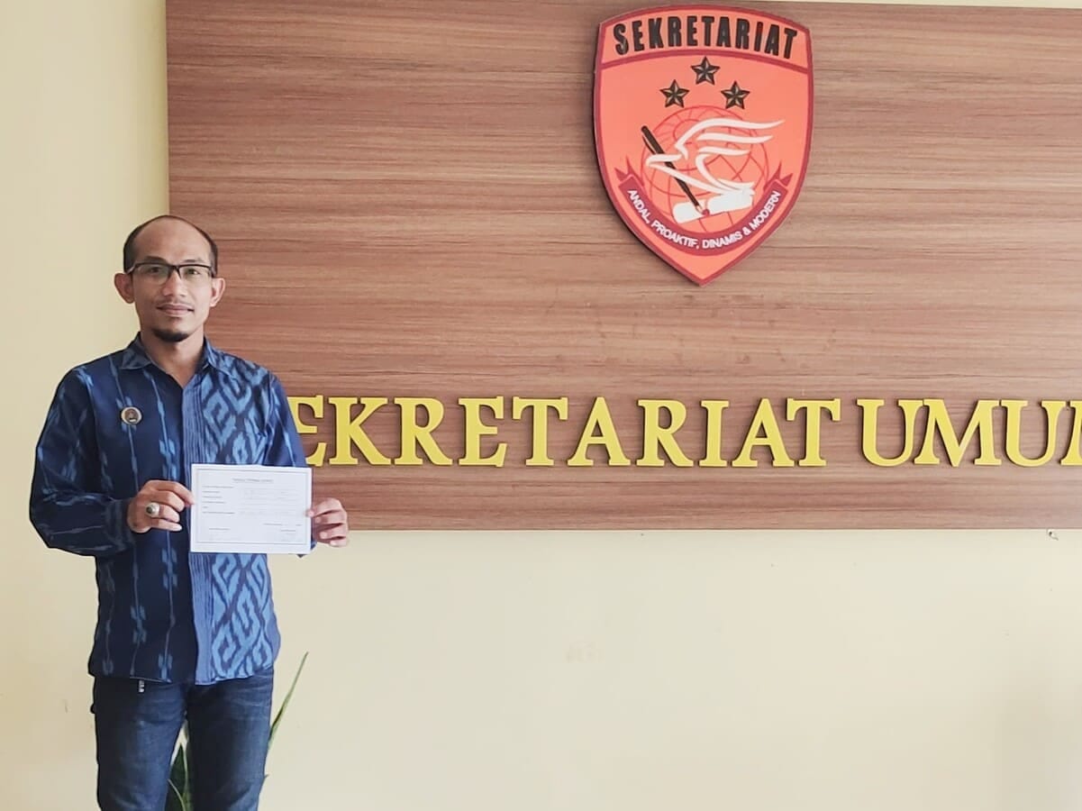 Ketua Umum DPP Komite Aksi Masyarakat dan Pemuda Untuk Demokrasi (KAMPUD) Seno Aji, S.Sos, S.H, M.H menunjukkan tanda terima laporan pengaduan masyarakat di Sekretariat Umum Polda Lampung, Jumat (10/7/2026). Dok. KAMPUD