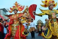 Para peserta menampilkan tarian dan kostum tradisional Lampung dalam rangkaian Festival Krakatau di Bandar Lampung. Festival Krakatau ke-35 tahun 2026 kembali masuk dalam 110 event terbaik Karisma Event Nusantara (KEN) Kementerian Pariwisata RI. 
Dok. PROYEKSI.ID

