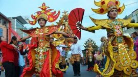 Para peserta menampilkan tarian dan kostum tradisional Lampung dalam rangkaian Festival Krakatau di Bandar Lampung. Festival Krakatau ke-35 tahun 2026 kembali masuk dalam 110 event terbaik Karisma Event Nusantara (KEN) Kementerian Pariwisata RI. 
Dok. PROYEKSI.ID

