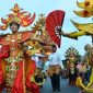 Para peserta menampilkan tarian dan kostum tradisional Lampung dalam rangkaian Festival Krakatau di Bandar Lampung. Festival Krakatau ke-35 tahun 2026 kembali masuk dalam 110 event terbaik Karisma Event Nusantara (KEN) Kementerian Pariwisata RI. 
Dok. PROYEKSI.ID

