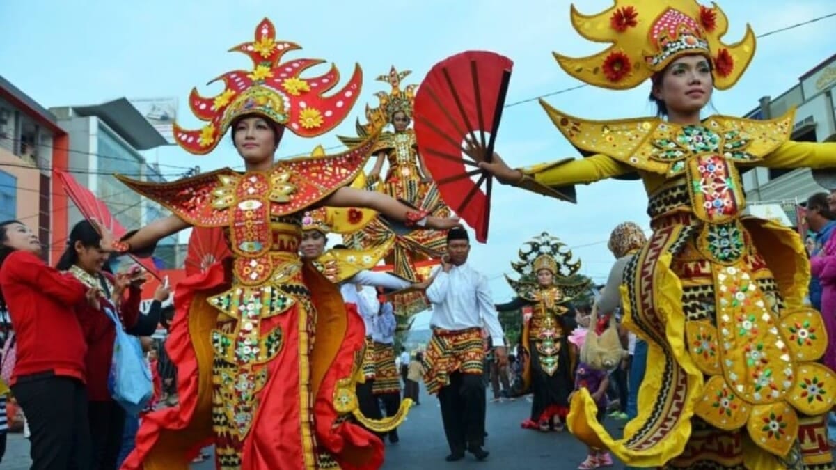 Para peserta menampilkan tarian dan kostum tradisional Lampung dalam rangkaian Festival Krakatau di Bandar Lampung. Festival Krakatau ke-35 tahun 2026 kembali masuk dalam 110 event terbaik Karisma Event Nusantara (KEN) Kementerian Pariwisata RI.
Dok. PROYEKSI.ID