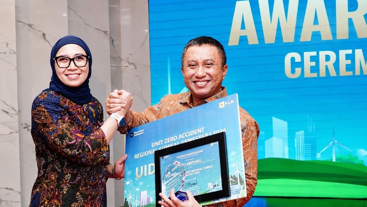 GM PLN UID Lampung Rizky Mochamad saat menerima penghargaan Zero Accident Regional Sumkal Semester I 2026. PLN Lampung dinilai berhasil menjaga operasional tanpa kecelakaan kerja selama 6 bulan. foto: istimewa