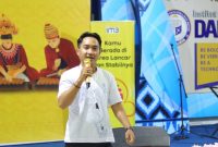 Nursalim, mahasiswa Bisnis Digital IIB Darmajaya Lampung saat menjadi pemateri dalam kampanye pemanfaatan Gemini AI. Ia terpilih sebagai Google Student Ambassador 2026. foto: istimewa