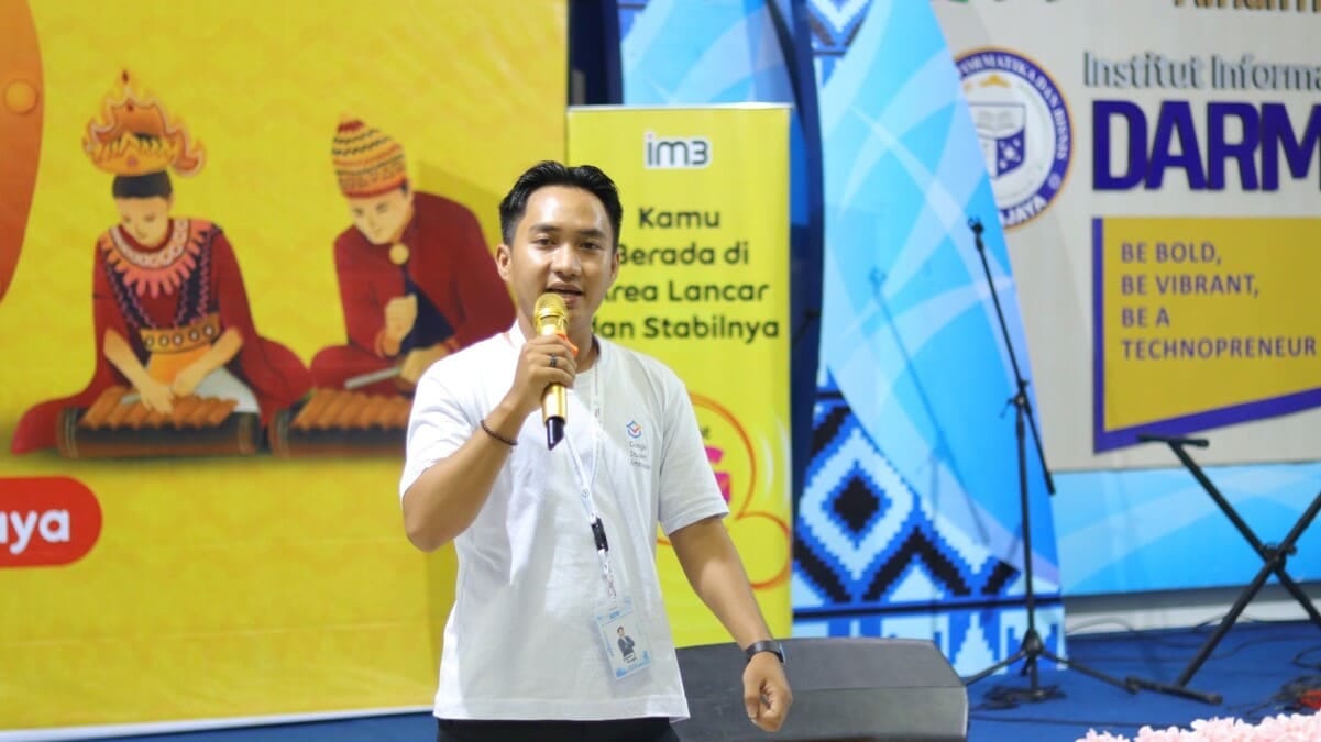 Nursalim, mahasiswa Bisnis Digital IIB Darmajaya Lampung saat menjadi pemateri dalam kampanye pemanfaatan Gemini AI. Ia terpilih sebagai Google Student Ambassador 2026. foto: istimewa