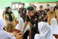 Kajati Lampung Danang Suryo Wibowo didampingi Wali Kota Bandar Lampung Eva Dwiana saat meninjau pelaksanaan Program Makan Bergizi Gratis di SMPN 37 Bandar Lampung, Selasa (14/7/2026). foto: istimewa