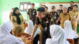 Kajati Lampung Danang Suryo Wibowo didampingi Wali Kota Bandar Lampung Eva Dwiana saat meninjau pelaksanaan Program Makan Bergizi Gratis di SMPN 37 Bandar Lampung, Selasa (14/7/2026). foto: istimewa