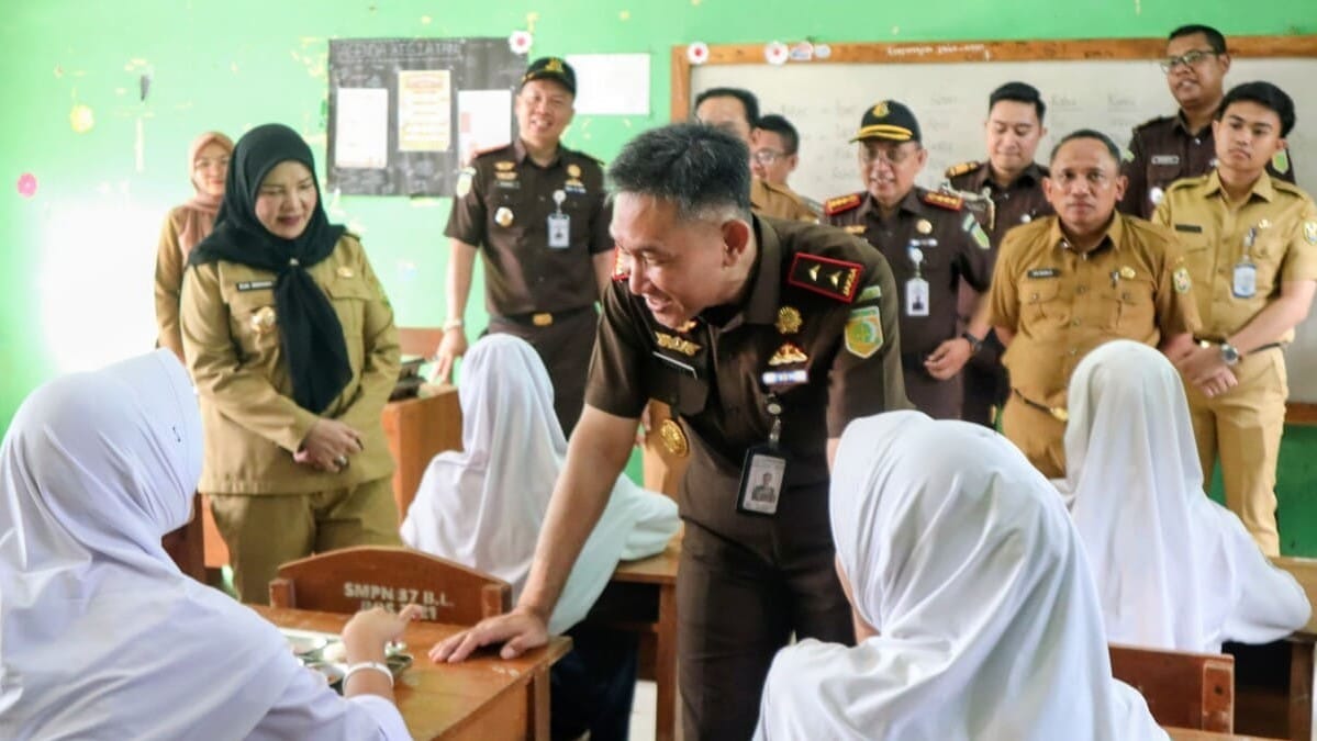 Kajati Lampung Danang Suryo Wibowo didampingi Wali Kota Bandar Lampung Eva Dwiana saat meninjau pelaksanaan Program Makan Bergizi Gratis di SMPN 37 Bandar Lampung, Selasa (14/7/2026). foto: istimewa
