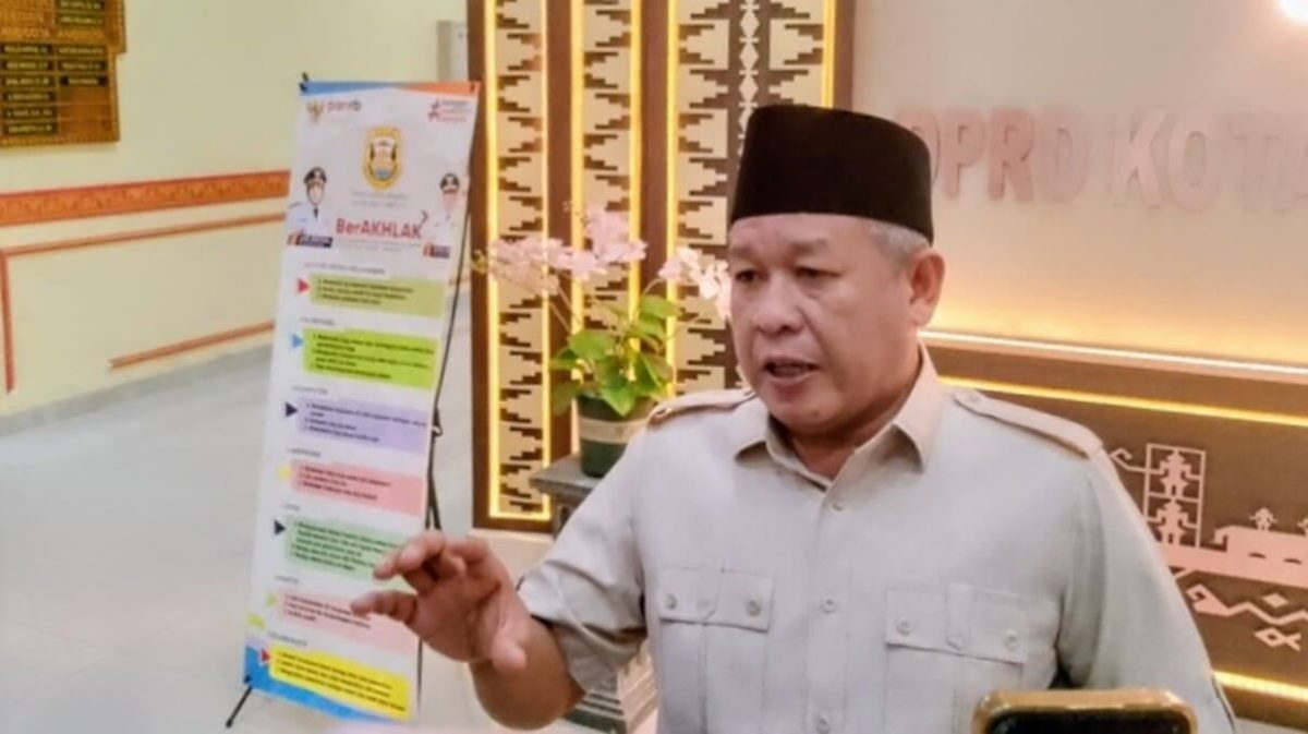 Wakil Ketua Pansus DPRD Kota Bandar Lampung Yuhadi saat memberikan keterangan terkait pembahasan temuan BPK, Selasa (14/7/2026). Ia menyebut tidak ada larangan bagi media untuk meliput. Foto: PROYEKSI.ID