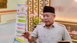 Wakil Ketua Pansus DPRD Kota Bandar Lampung Yuhadi saat memberikan keterangan terkait pembahasan temuan BPK, Selasa (14/7/2026). Ia menyebut tidak ada larangan bagi media untuk meliput. Foto: PROYEKSI.ID