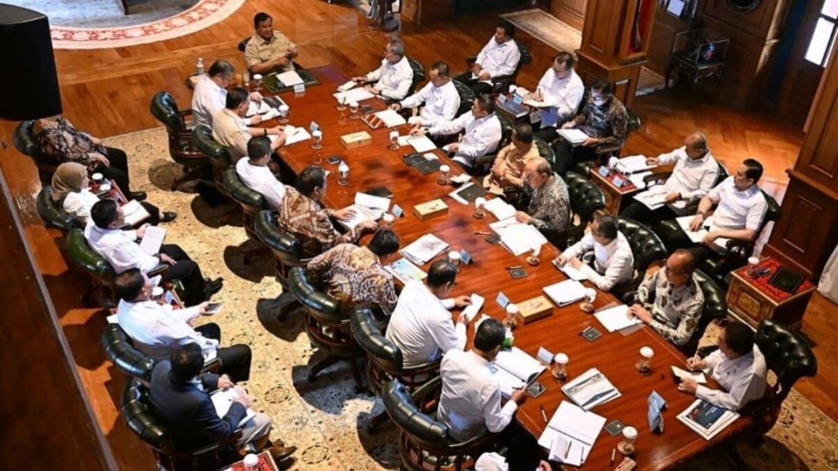 Presiden Prabowo Subianto memimpin rapat terbatas di Kediaman Hambalang, Bogor, Senin (13/7/2026). Rapat memutuskan harga BBM khusus nelayan ditetapkan Rp15.000 per liter untuk kapal 30-200 GT. foto: BPMI Setpres