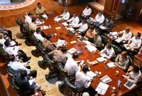 Presiden Prabowo Subianto memimpin rapat terbatas di Kediaman Hambalang, Bogor, Senin (13/7/2026). Rapat memutuskan harga BBM khusus nelayan ditetapkan Rp15.000 per liter untuk kapal 30-200 GT. foto: BPMI Setpres
