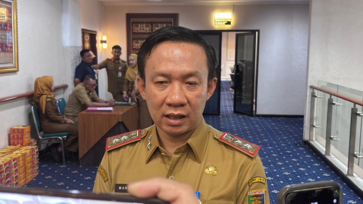 Sekda Provinsi Lampung Marindo Kurniawan saat memberikan keterangan pers terkait rencana efisiensi anggaran APBD 2027 di Ruang Sakai Sambayan, Selasa (14/7/2026). foto: istimewa
