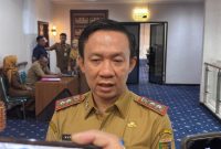 Sekda Provinsi Lampung Marindo Kurniawan saat memberikan keterangan pers terkait rencana efisiensi anggaran APBD 2027 di Ruang Sakai Sambayan, Selasa (14/7/2026). foto: istimewa